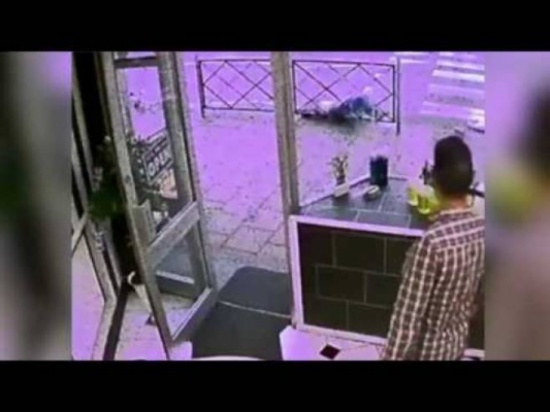 لحظة تعرض شابة للدهس أثناء عبورها ممراً للمشاة