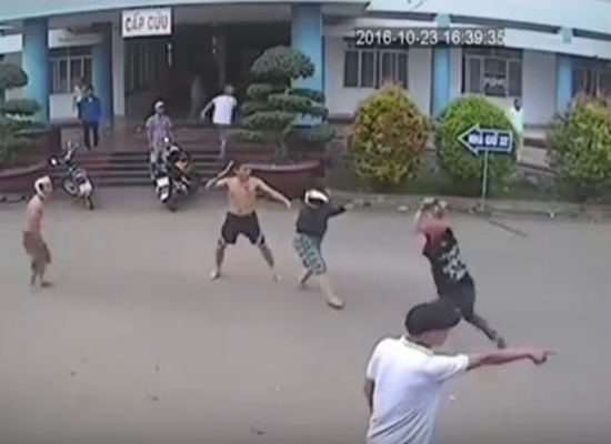 بالفيديو: معركة بالسيوف داخل مستشفى