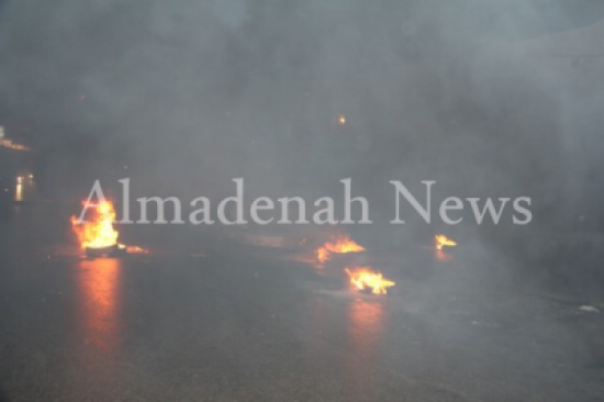بالصور ..  الرمثا : شبان يغلقون الطريق الرئيسي احتجاجاً على توقيف مطلوب