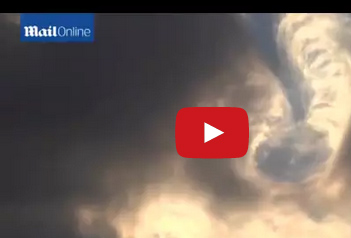 شاهد.. طائرة إماراتية تشطر غيمة نصفين