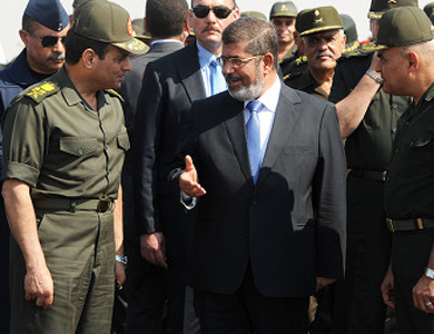 ابنة مرسي: والدي رفض عرضا من الجيش بامتيازات مقابل تقديمه الاستقالة ابنة مرسي: والدي رفض عرضا من الجيش بامتيازات مقابل تقديمه الاستقالة