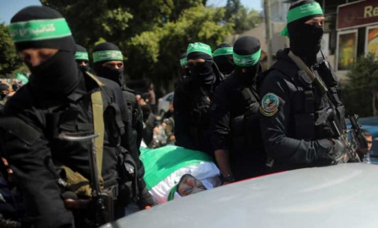 تشييع جثمان “فقهاء” في غزة وحماس تؤكد: كتائب القسّام قادرة على الرد بالمثل تشييع جثمان “فقهاء” في غزة وحماس تؤكد: كتائب القسّام قادرة على الرد بالمثل