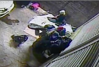 لقطات مروعة للص يسرق متسولا يحتضر