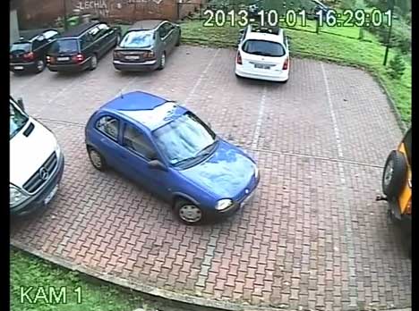 شاهد " أسوأ سائقة " .. أربع دقائق كاملة للخروج من موقف للسيارات