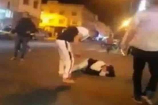 فيديو جديد يهز المغرب.. زوج يضرب زوجته بآلة حادة في الشارع فيديو جديد يهز المغرب.. زوج يضرب زوجته بآلة حادة في الشارع