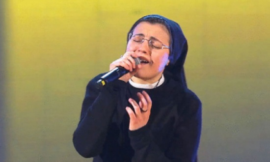 راهبة تتحول لنجمة على الإنترنت بسبب غنائها