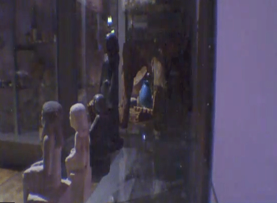 تمثال فرعوني يثير الذعر ببريطانيا بسبب حركته بمقدار 180 درجة