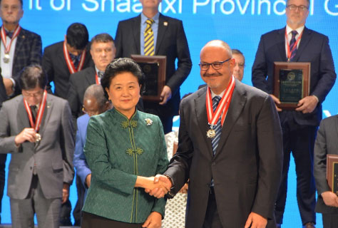 منح أبوغزاله جائزة التميز كأفضل رئيس لمعاهد كونفوشيوس في العالم