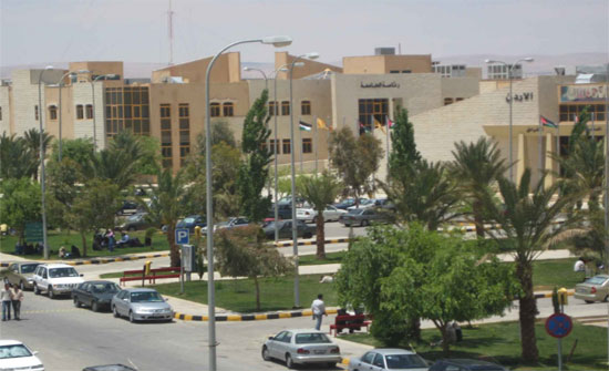 موظفو جامعة الحسين ينفذون اعتصاما مفتوحا للمطالبة بإقالة رئيس الجامعة موظفو جامعة الحسين ينفذون اعتصاما مفتوحا للمطالبة بإقالة رئيس الجامعة