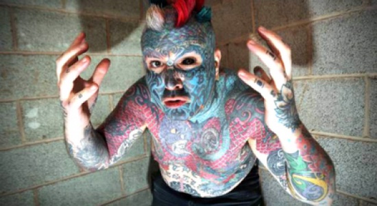 "ملك الحبر" يحرق جسده بالليزر ليتمكن من وشمه مجددا