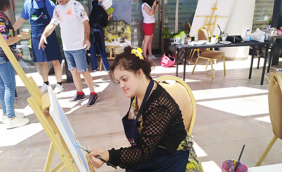 أصحاب الهمم يبثون الأمل والفرح لدى تشكيليين