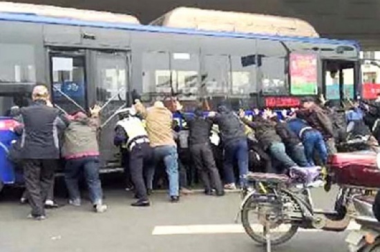 فيديو: 20 شخصًا يرفعون حافلة ضخمة لإنقاذ رجل فيديو: 20 شخصًا يرفعون حافلة ضخمة لإنقاذ رجل