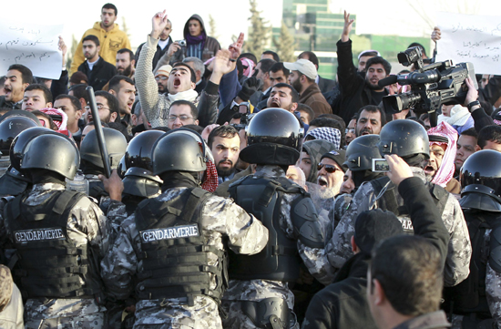 العشرات يعتصمون قرب دوار المسلخ بالزرقاء احتجاجا على انقطاع المياه