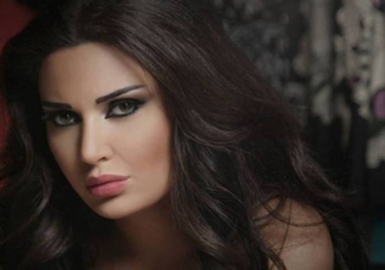 بالصور ... سيرين تكشف عن بطنها! بالصور ... سيرين تكشف عن بطنها!