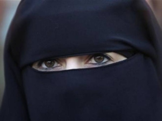 شاهد سائق أجرة يتحرش بفتاتين في السعودية!