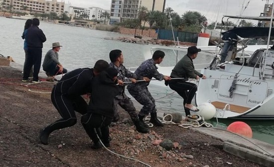 العقبة: القوة البحرية والزوارق الملكية تنقذ أشخاصا داهمتهم المياه العقبة: القوة البحرية والزوارق الملكية تنقذ أشخاصا داهمتهم المياه