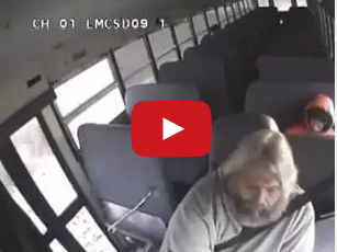 لحظة انقلاب حافلة مدرسية بسبب الجليد وبداخلها طلاب