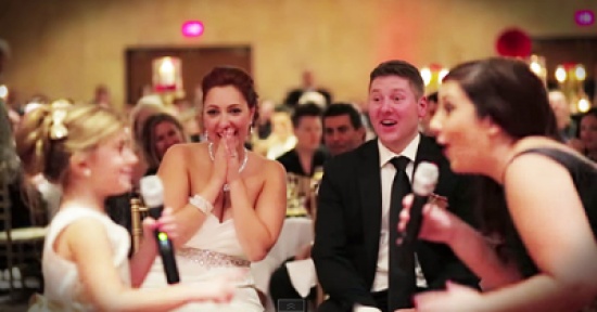 شاهد..  أم وابنتها تبهران عروسين خلال حفل زفاف