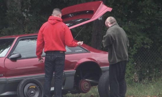 فيديو: لن تصدق من توقف لمساعدة رجل تعطلت سيارته على الطريق