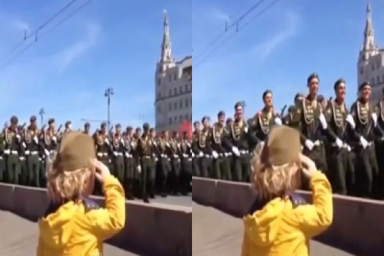 شاهد.. جنود روس يؤدون تحية عسكرية لطفل