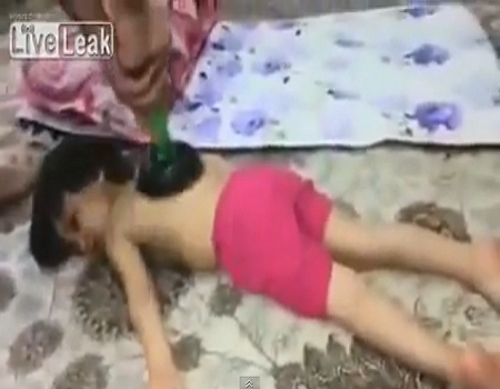 بالفيديو.. أغرب طريقة للمداعبة بين أب وابنه