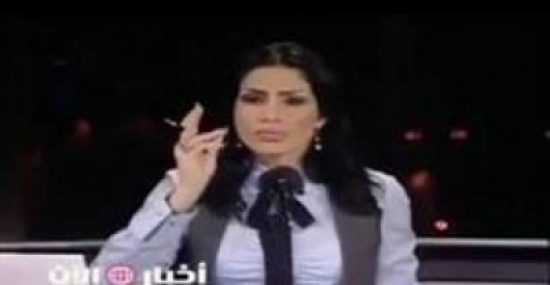 بالفيديو.. موقف محرج لمذيعة عربية على الهواء!! بالفيديو.. موقف محرج لمذيعة عربية على الهواء!!
