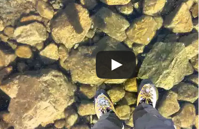 شاهد.. رجل يمشي فوق الماء