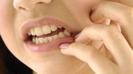 9 أخطاء يومية تضر الأسنان 9 أخطاء يومية تضر الأسنان