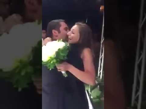 شاهد ما فعلته عروس مع صديقتها المقربة خلال حفل زفافها