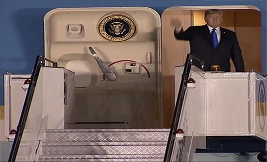 ترامب يصل إلى سنغافورة للقاء كيم.. فيديو