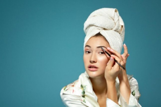 تاتو الحواجب.. هل هو تجميل أم خطر محدق بالفتيات؟ تاتو الحواجب.. هل هو تجميل أم خطر محدق بالفتيات؟