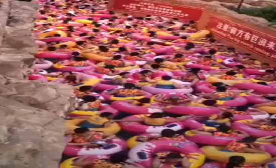 بالفيديو: أكثر حمامات السباحة ازدحاما في الصين.. لن ترى المياه