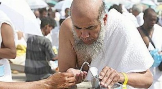 اختصاصية تغذية تُوصي الحجاج بشرب 8 أكواب ماء يومياً