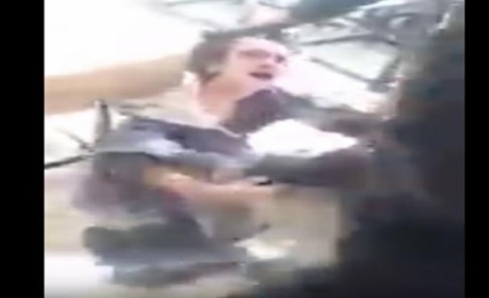 بالفيديو : تعذيب طفل في الموصل على أيدي القوات العراقية .. شاهد