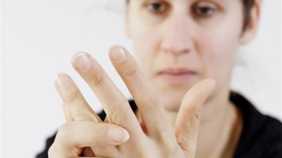 امرأة تشعر بالألم للمرة الأولى امرأة تشعر بالألم للمرة الأولى