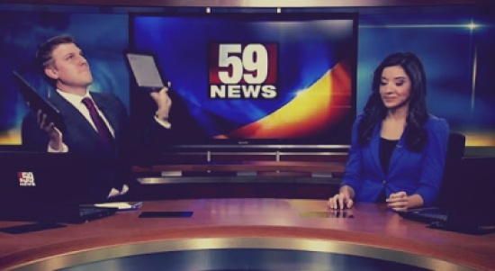 مذيع يفاجيء زميلته المذيعة بالرقص خلال الفاصل الإعلاني