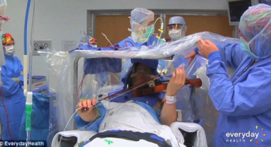 موسيقي يعزف أثناء عملية في الدماغ ليساعد الأطباء