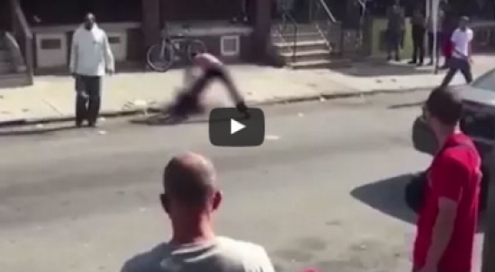 بالفيديو.. فتاة تتعرض للضرب لمدة 20 دقيقة فى الشارع