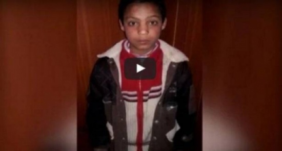 فيديو:أب يعلق ابنه عارياً في الصقيع