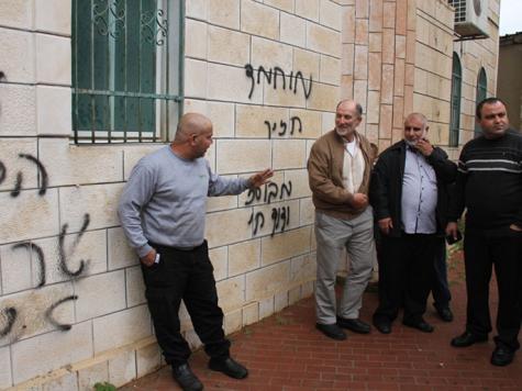 عصابة يهودية تدنس مساجد فلسطينيي 48 عصابة يهودية تدنس مساجد فلسطينيي 48