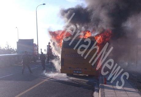 احتراق كامل لباص جامعة على طريق المطار