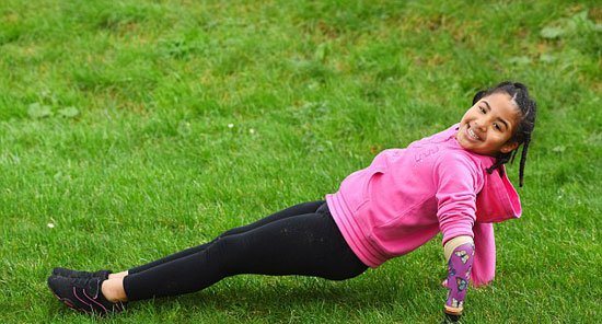 صور: فقدت يدها عند الولادة فأصبحت لاعبة جمباز شهيرة