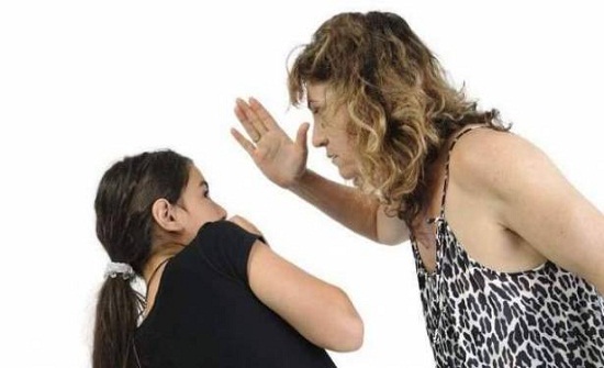 دهست ابنتها بالسيارة لأنها خالفت أوامرها دهست ابنتها بالسيارة لأنها خالفت أوامرها