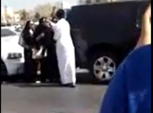 فيديو تحرش شباب ببنات في مجمع تجاري بالسعودية فيديو تحرش شباب ببنات في مجمع تجاري بالسعودية