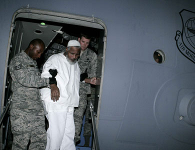 عودة آخر سجينين سودانيين من غوانتانامو إلى بلدهما