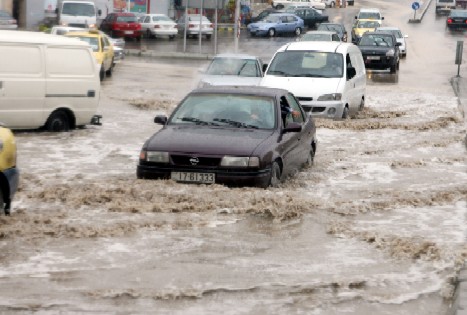 كوادر الامانة تعالج التجمعات المائية والاغلاقات في شوارع العاصمة