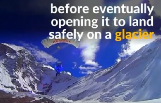 شاهد.. مغامر روسي يسجل أعلى قفزة في العالم من ارتفاع 7.700 متر