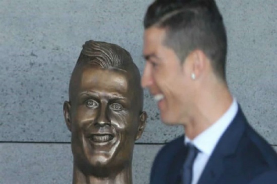 بالصور: البرتغال تكرَم رونالدو بتسمية مطار ماديرا باسمه.. وتضع تمثال غريب يثير موجة من السخرية بالصور: البرتغال تكرَم رونالدو بتسمية مطار ماديرا باسمه.. وتضع تمثال غريب يثير موجة من السخرية