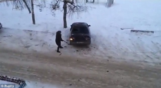 شاهد: كيف انتقمت امرأة من سيارة زوجها السابق