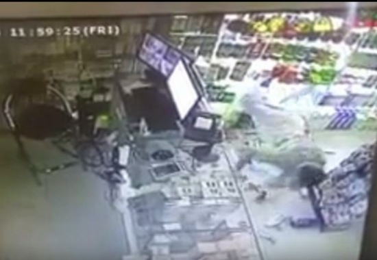 شاهد..  لص يقبل المصحف أثناء سرقته لخزينة محل